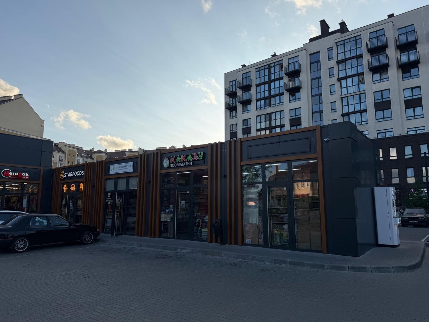 Фасад торгового комплекса с подсветкой витрин